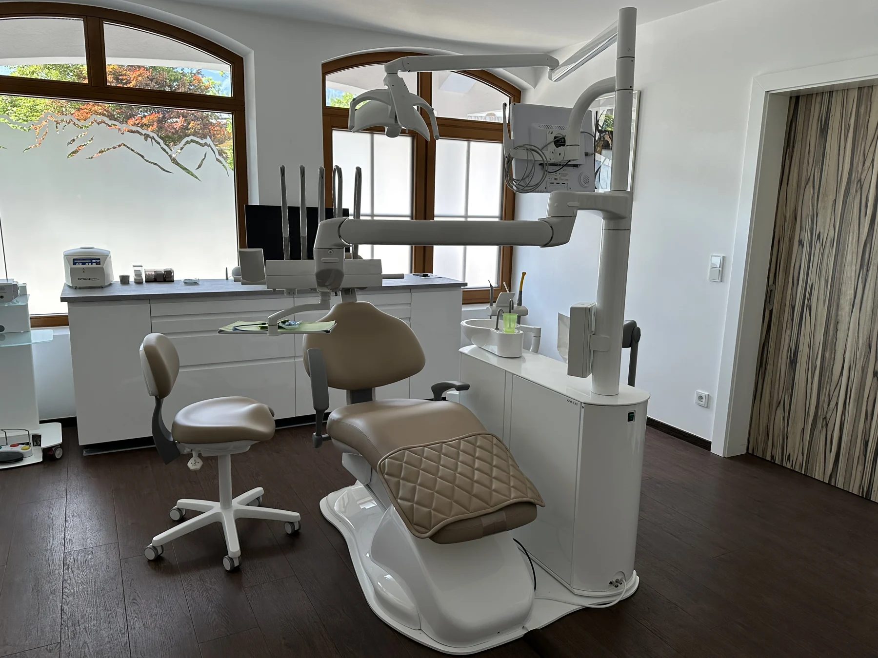 Dentaler Behandlungsplatz mit Einheit, Leuchte und Monitor